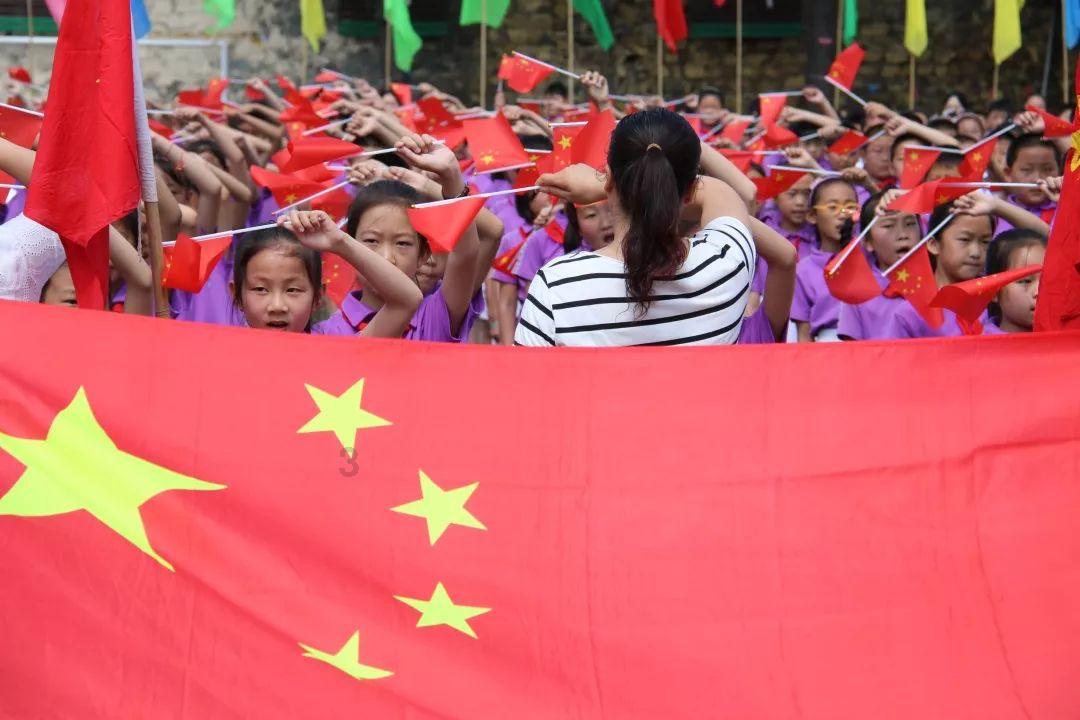 42岁马丽登《趋势》开年封面,穿玫瑰袖深V礼服,如美神降临