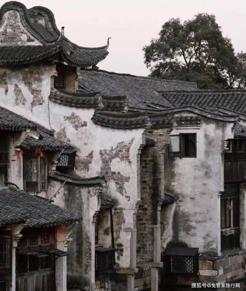 逃离残破的机舱